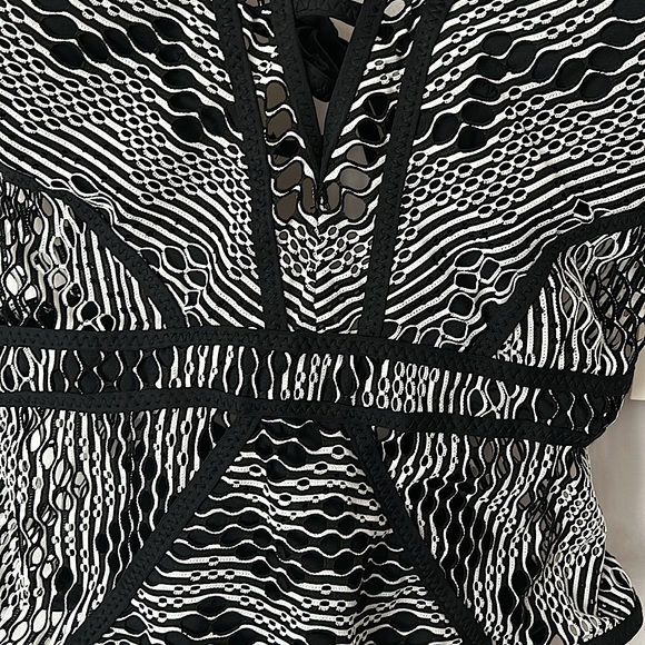 BECCA NWT Sexy Black/White One Piece Bathing Suit Swimsuit **Size M** 🔥🔥 - Picture 3 of 6